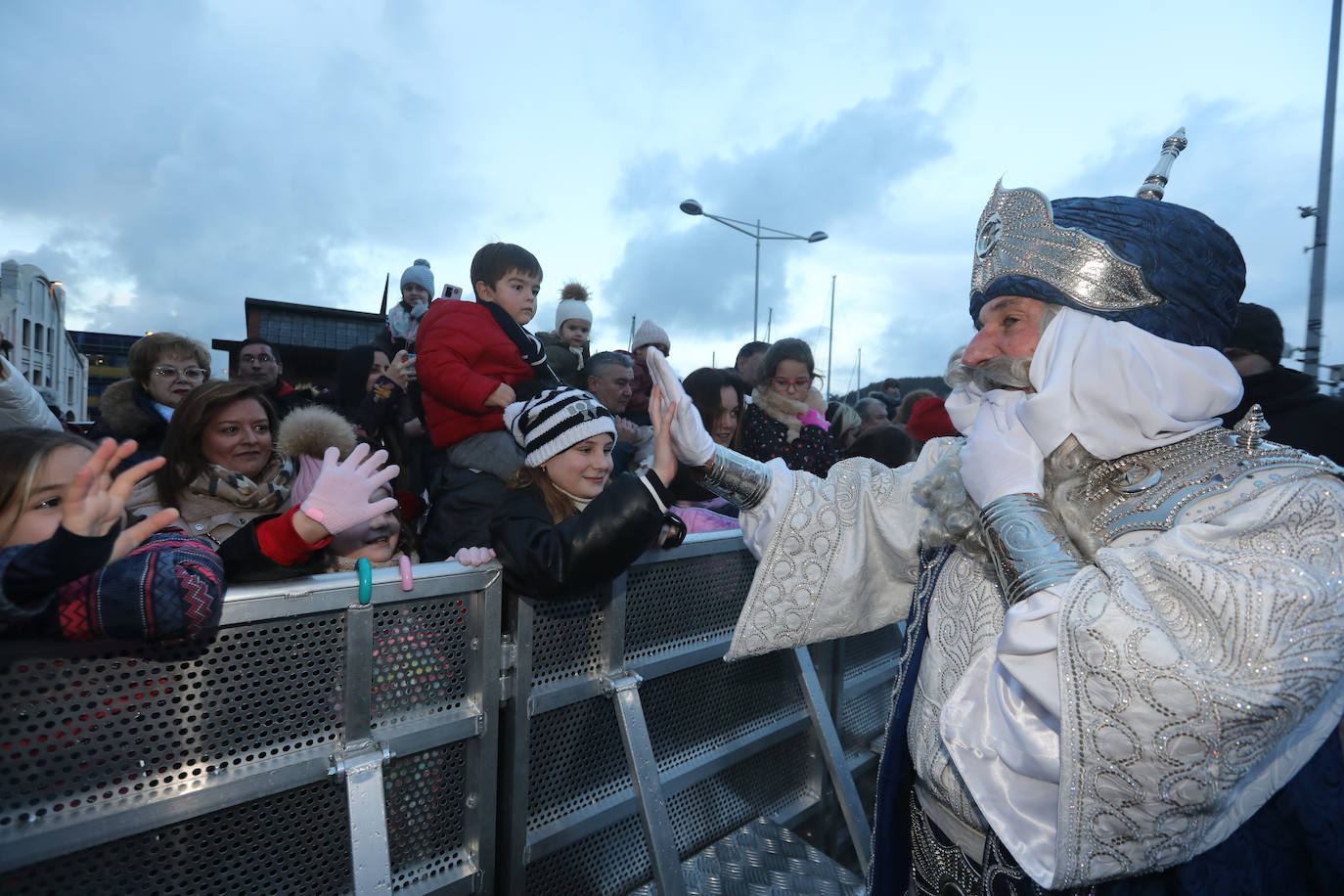 Todas las fotos de la cabalgata de los Reyes Magos en Avilés