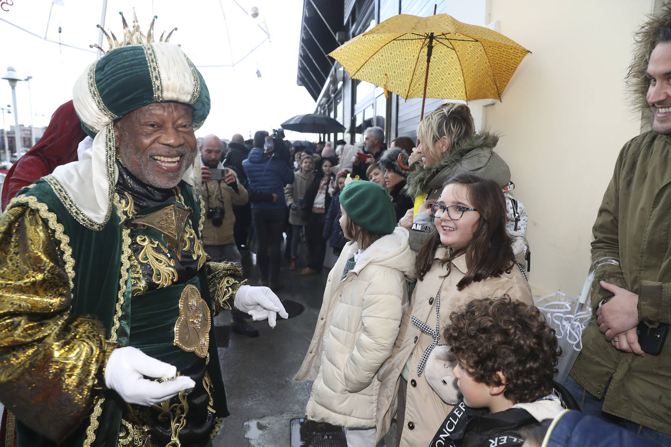 Desembarco de ilusión en Gijón con la llegada de los Reyes Magos