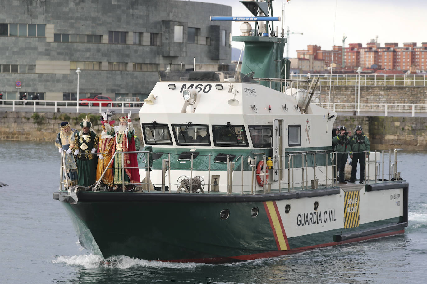 Desembarco de ilusión en Gijón con la llegada de los Reyes Magos