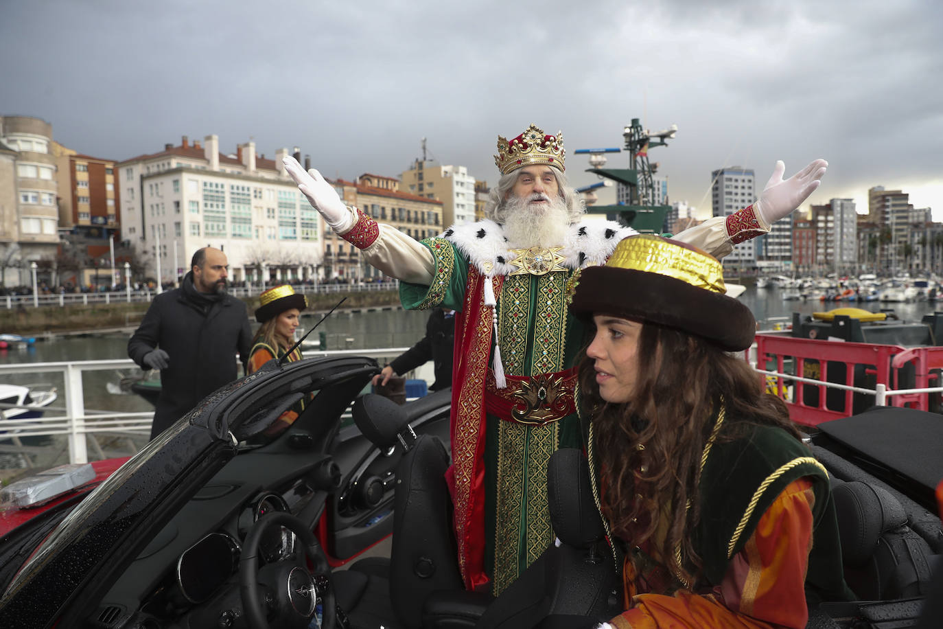 Desembarco de ilusión en Gijón con la llegada de los Reyes Magos