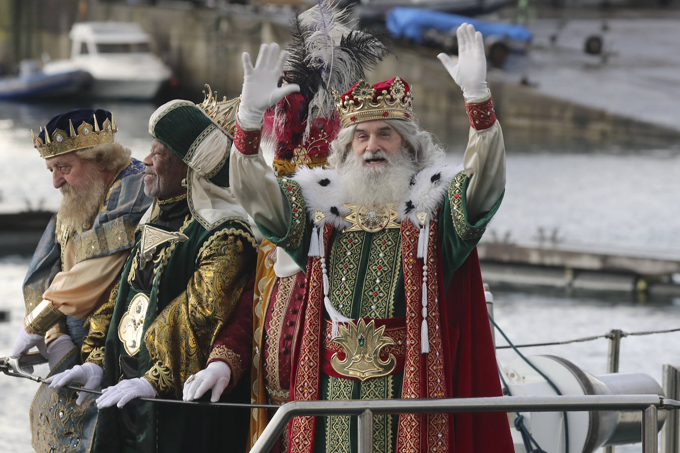 Desembarco de ilusión en Gijón con la llegada de los Reyes Magos