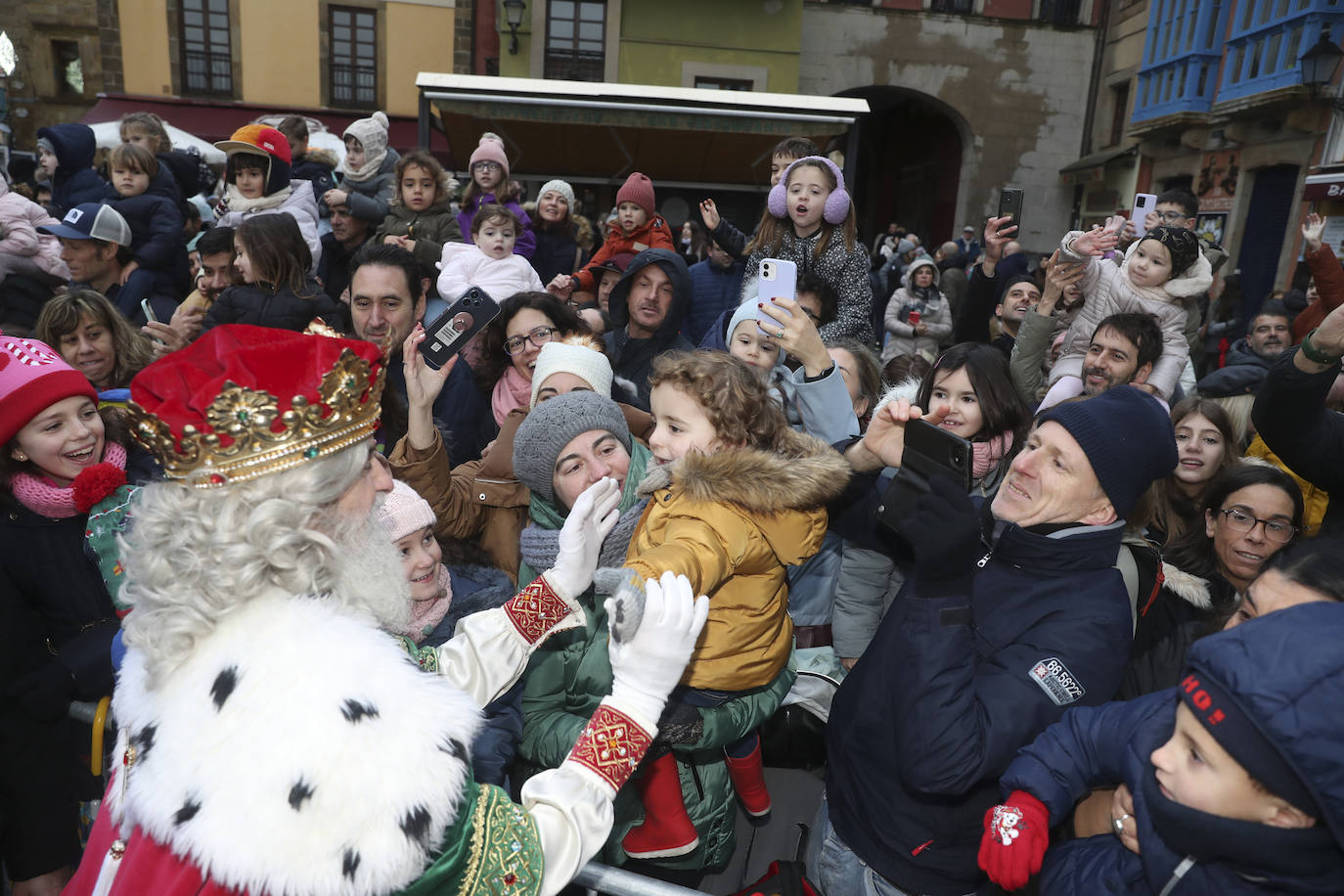 Desembarco de ilusión en Gijón con la llegada de los Reyes Magos