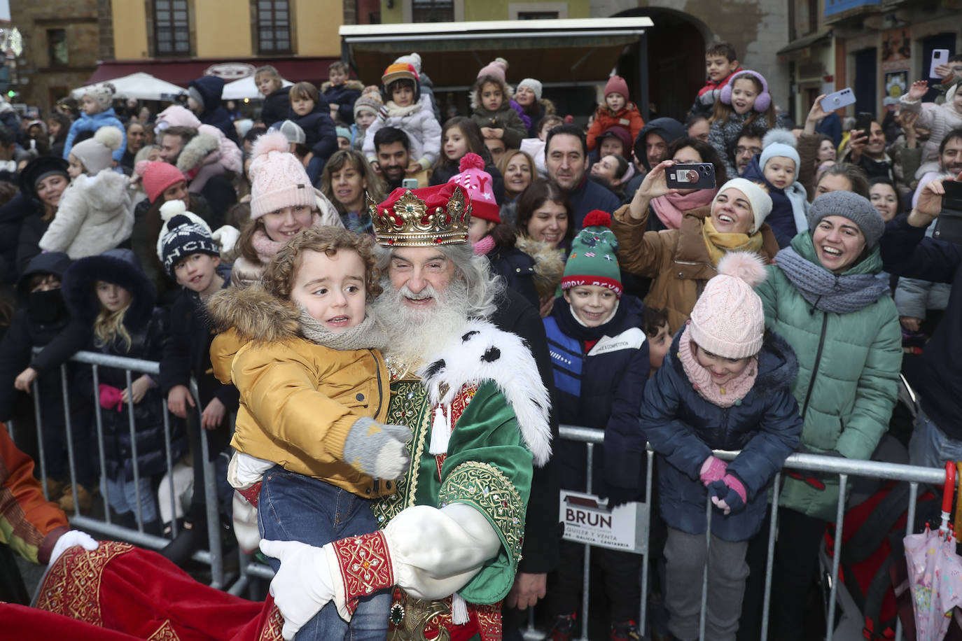 Desembarco de ilusión en Gijón con la llegada de los Reyes Magos