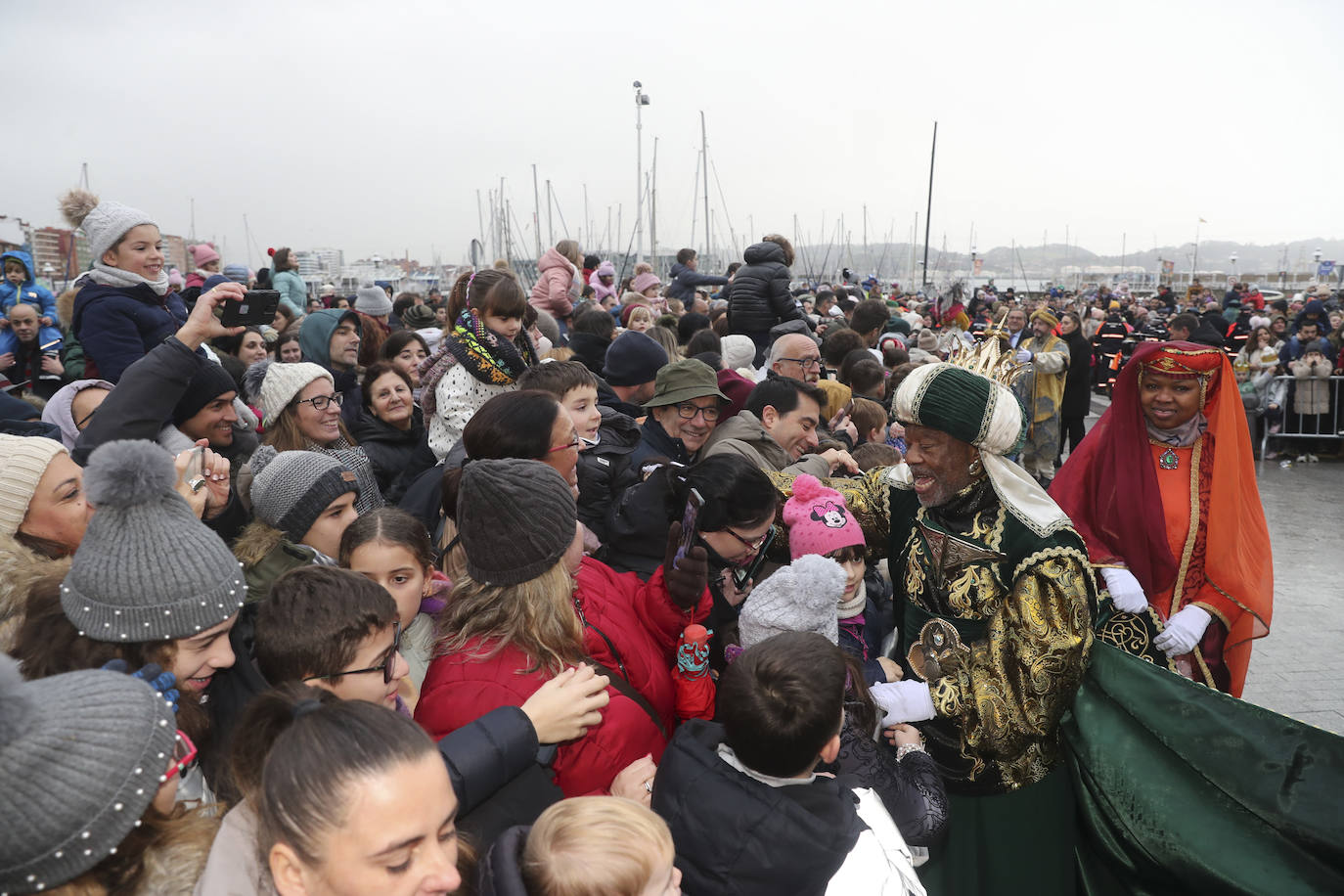 Desembarco de ilusión en Gijón con la llegada de los Reyes Magos