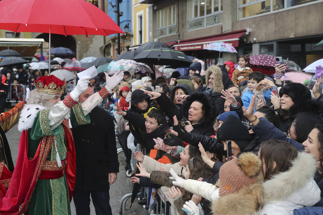 Desembarco de ilusión en Gijón con la llegada de los Reyes Magos