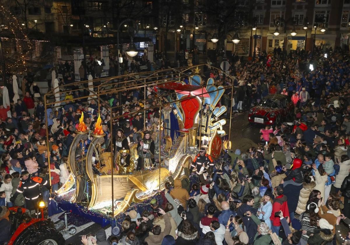 La carroza de Gaspar pasa entre la multitud por la calle San Bernardo, a la altura de Begoña.