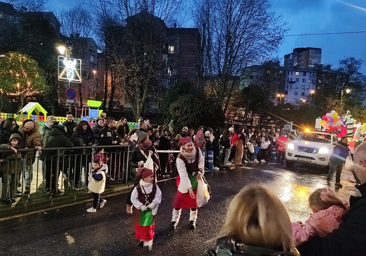 p Caramelos No sólo los Reyes Magos los tiraron en las calles de Corvera.