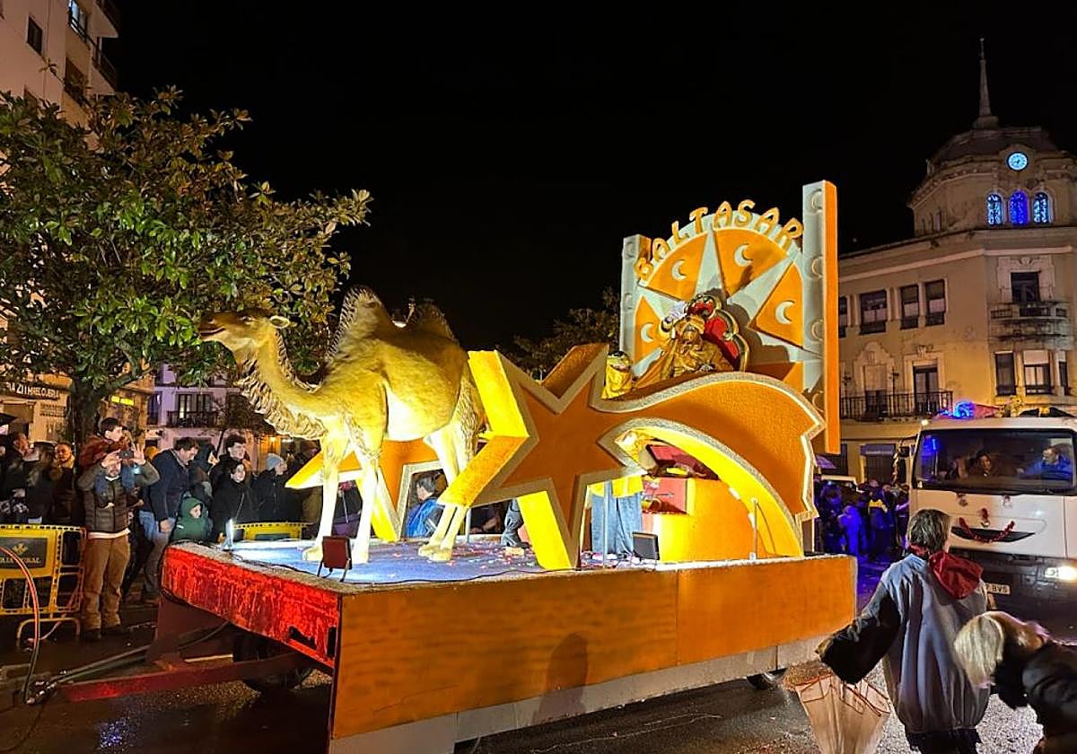 Los paraguas fueron necesarios para seguir la cabalgata en Pravia.