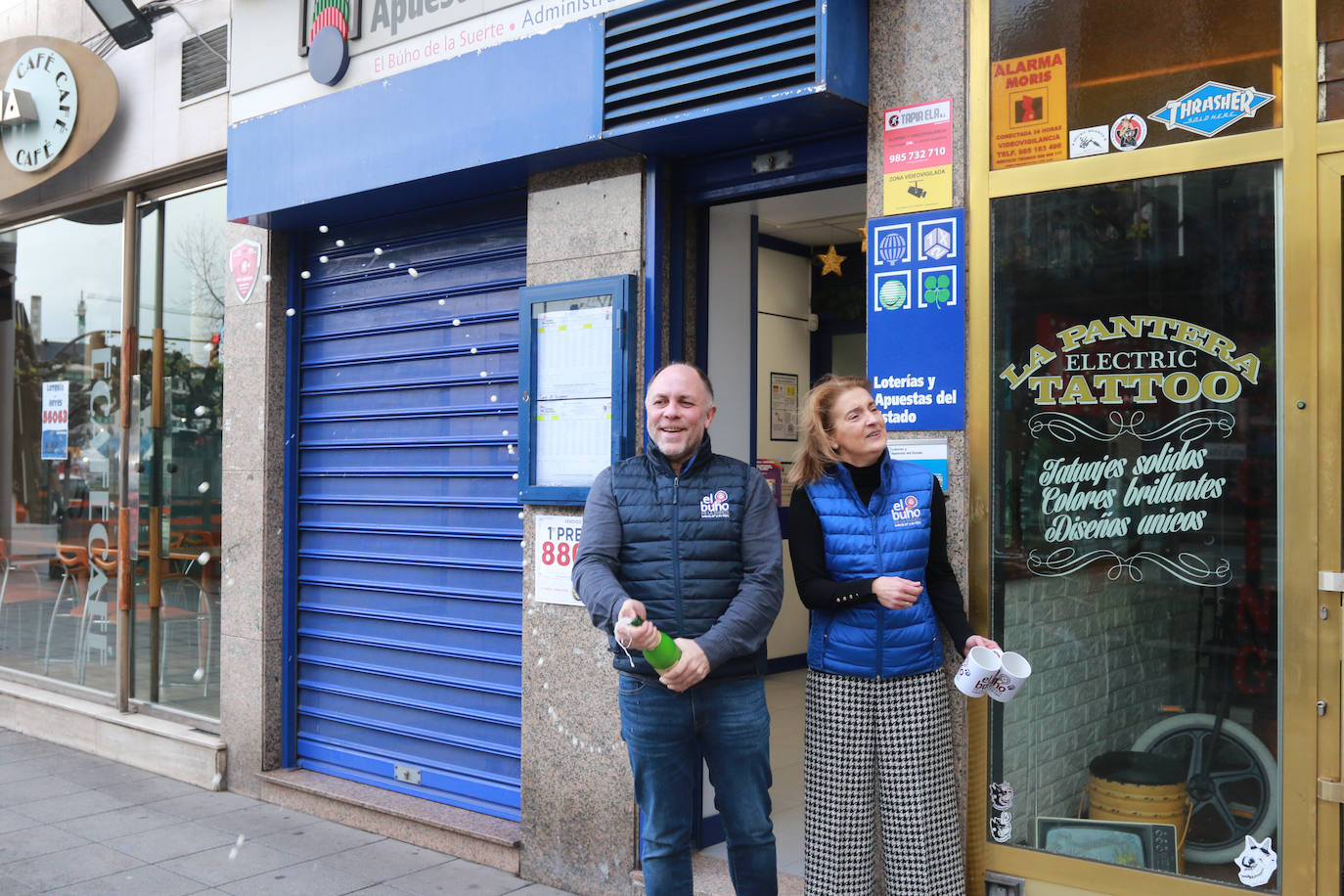 En la administración de la calle Palacio Valdés, 9, en Gijón (El Búho de la Suerte) también se vendió un pellizco del 'Gordo' del Niño.