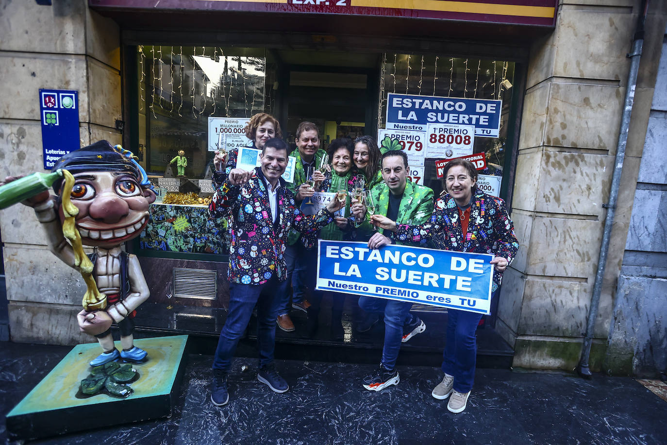 En el estanco de la calle Jovellanos, 8, se vendió el primer premio de la Lotería del Niño.