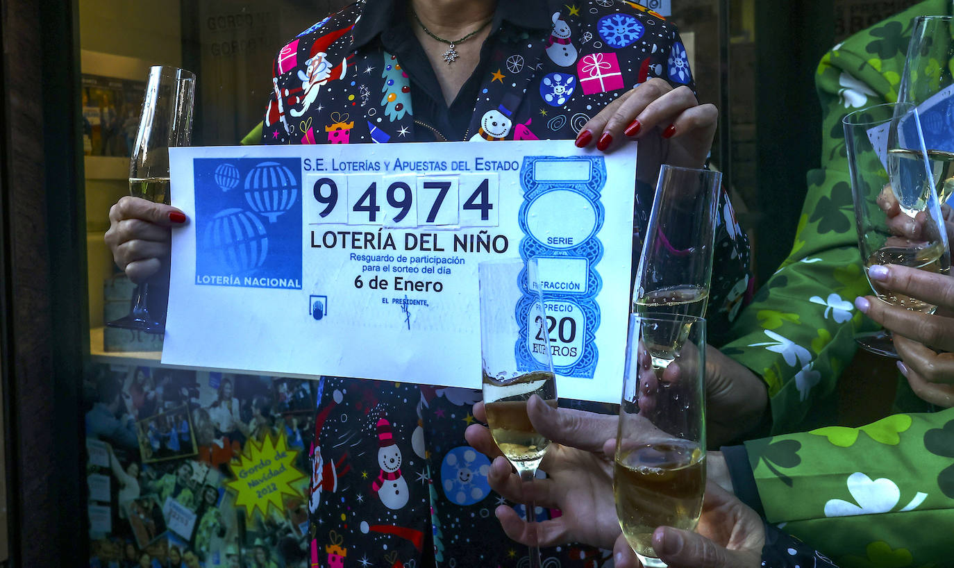 En el estanco de la calle Jovellanos, 8, se vendió el primer premio de la Lotería del Niño.