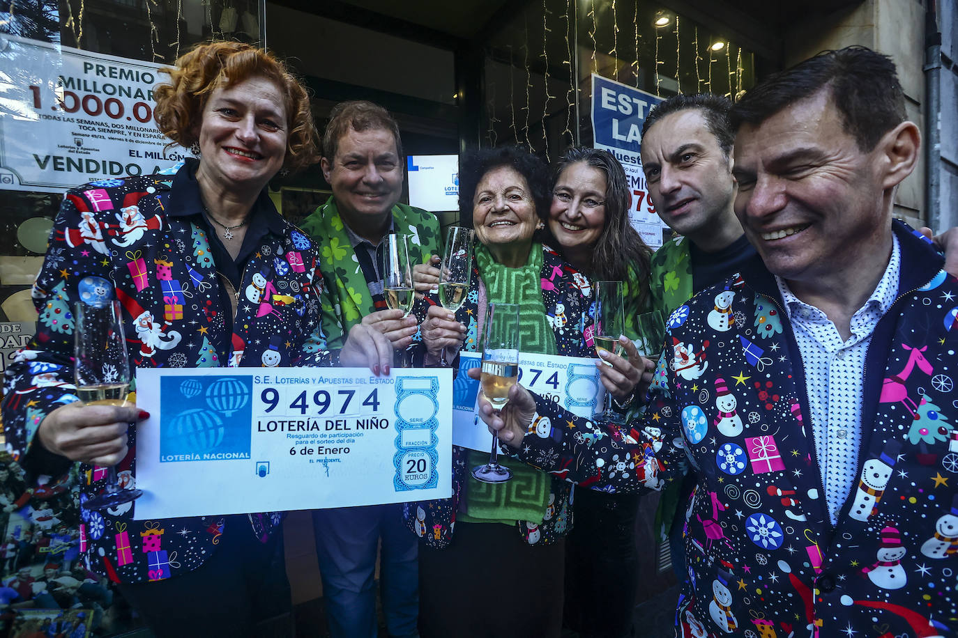 En el estanco de la calle Jovellanos, 8, se vendió el primer premio de la Lotería del Niño.