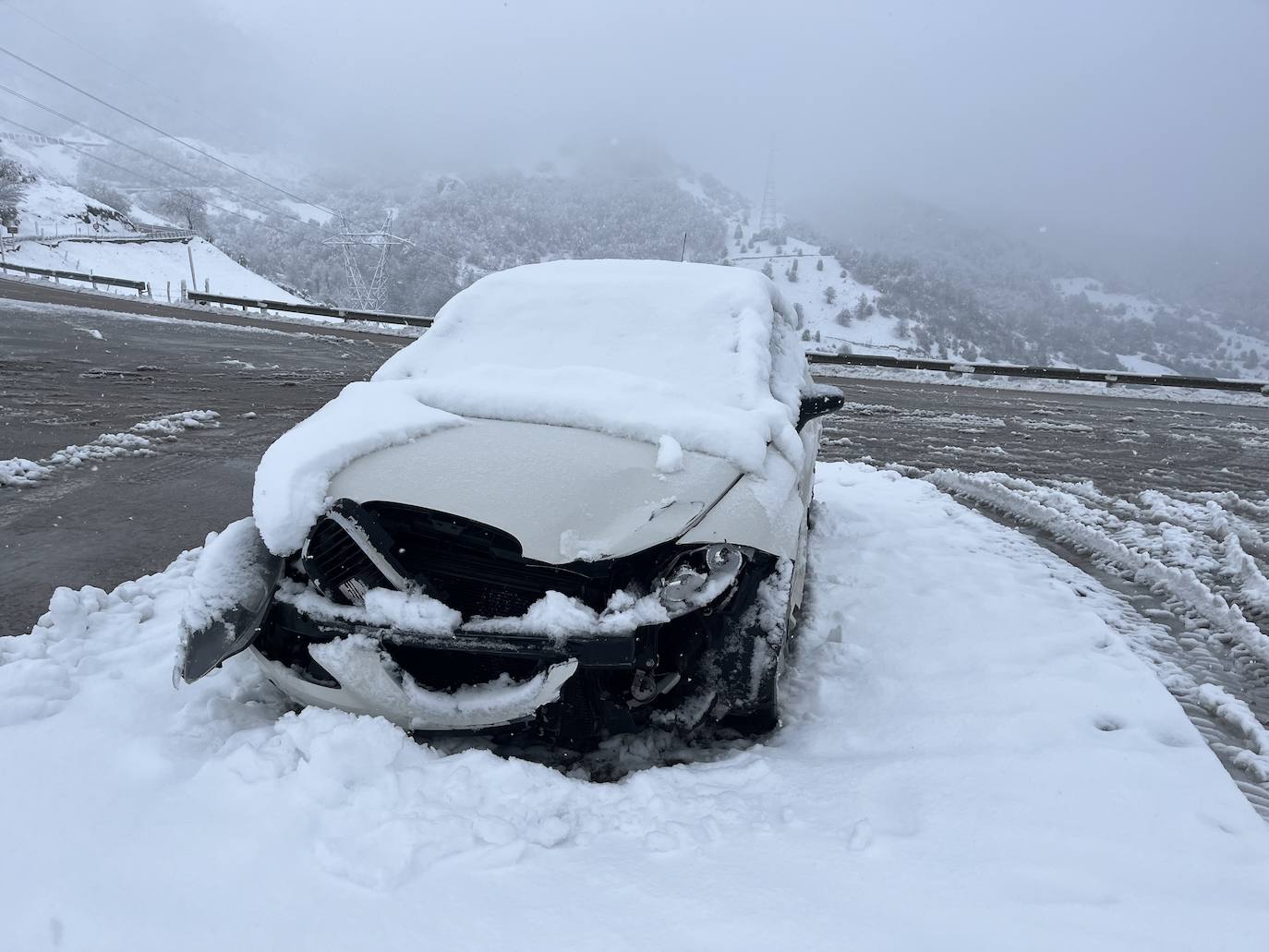 Alerta de frío en Asturias: un manto de nieve cubre el paisaje asturiano