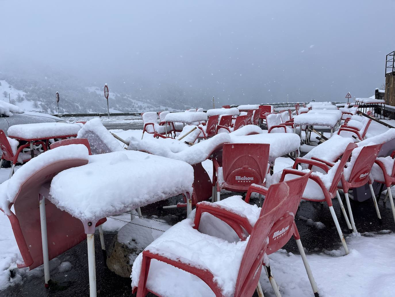 Alerta de frío en Asturias: un manto de nieve cubre el paisaje asturiano