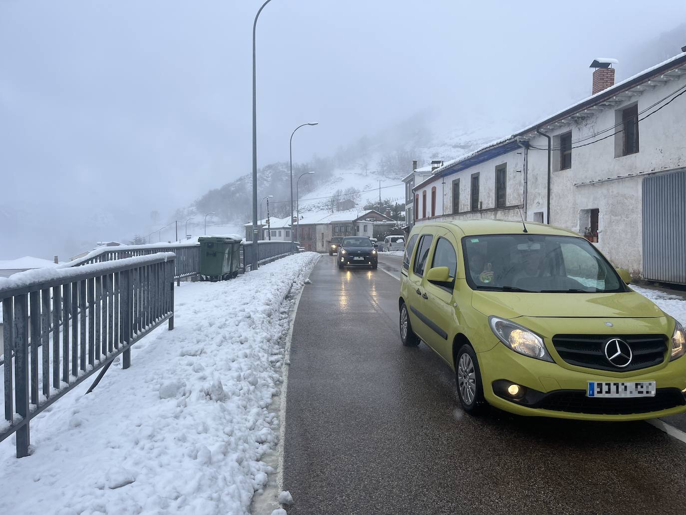 Alerta de frío en Asturias: un manto de nieve cubre el paisaje asturiano