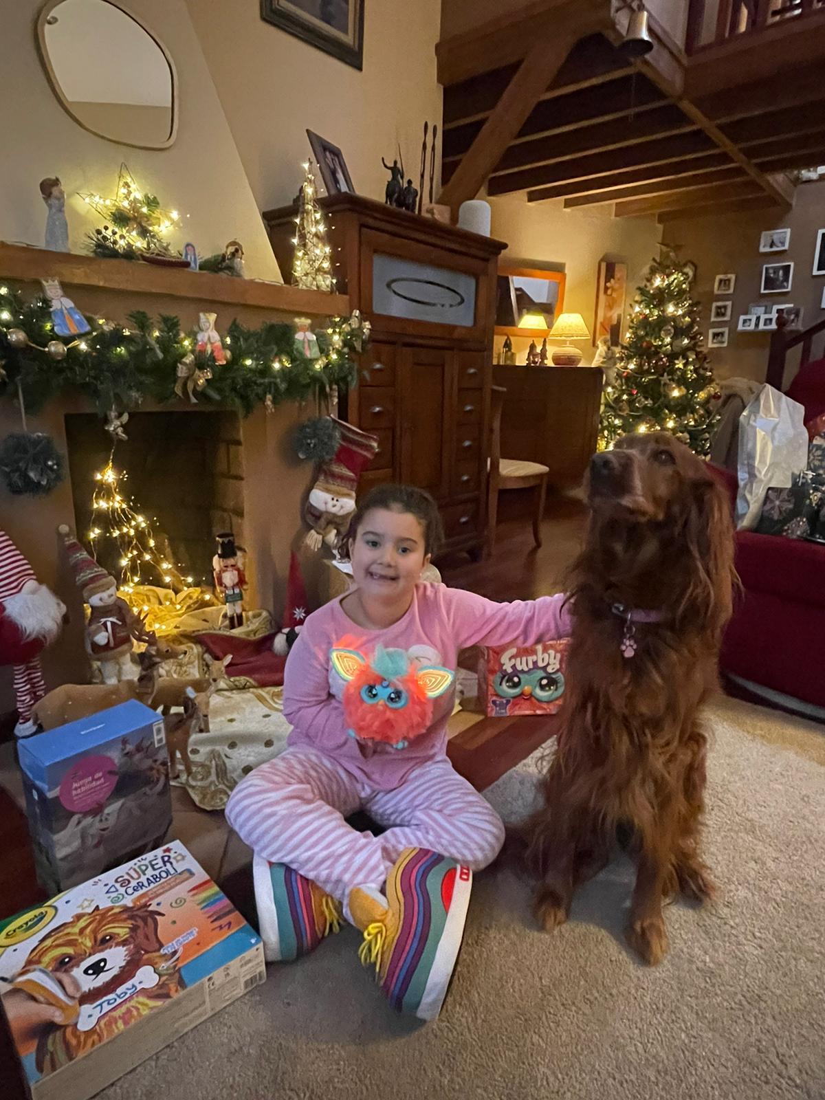 Carmen, con su perra Mía, entusiasmada con su nuevo Furby. 