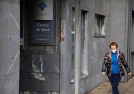 Una mujer lleva puesta una mascarilla, este lunes, en el Centro de Salud de La Calzada, en Gijón.