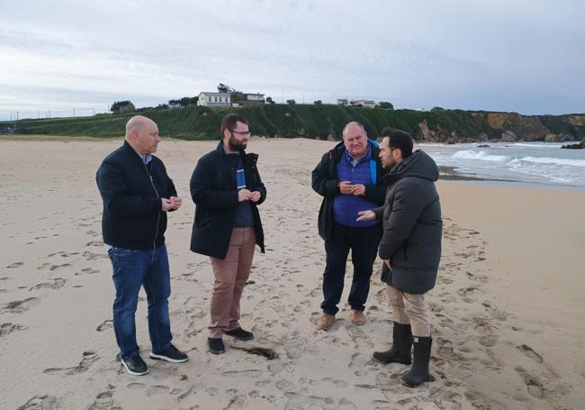 Los alcaldes de Castropol, Tapia de Casariego y Vegadeo, en Peñarronda, con el director general de Custodia del Territorio, David Villar.