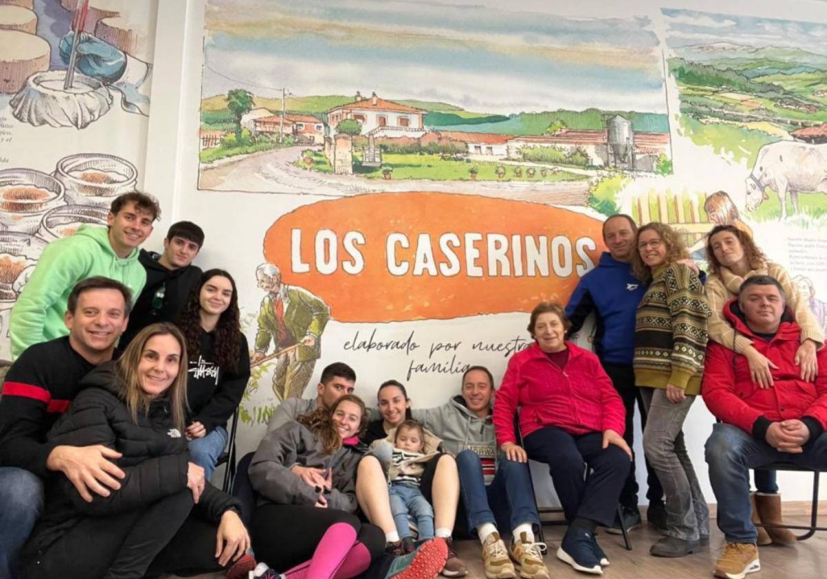 Foto de la familia de Los Caserinos, empresa agroalimentaria ubicada en Grases, Villaviciosa.