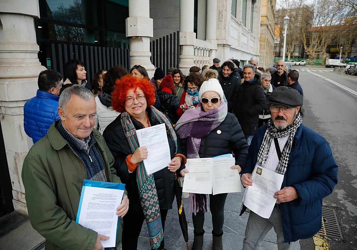 En primer término, Domingo Goñi (Avall); Ana Carpintero (CSI), Cuqui Rueda (FAV) y Guillermo Fernández (Asociación de Pensionistas de Gijón). Tras ellos, miembros de varios de los colectivos que han presentado alegaciones contra el proyecto del hospital privado de Quirón en Nuevo Gijón.