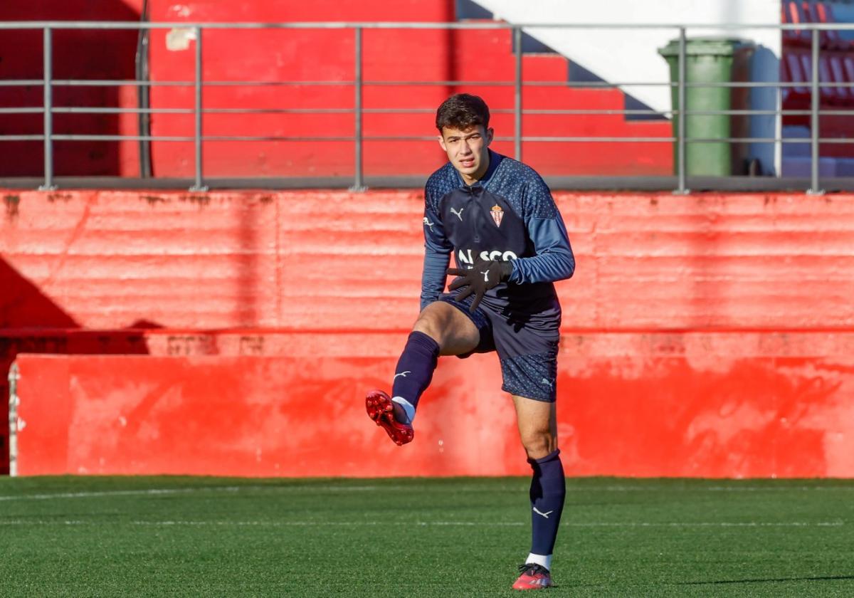 Nacho Martín, en el entrenamiento de ayer en el campo número 2 de Mareo, trabajando en solitario.