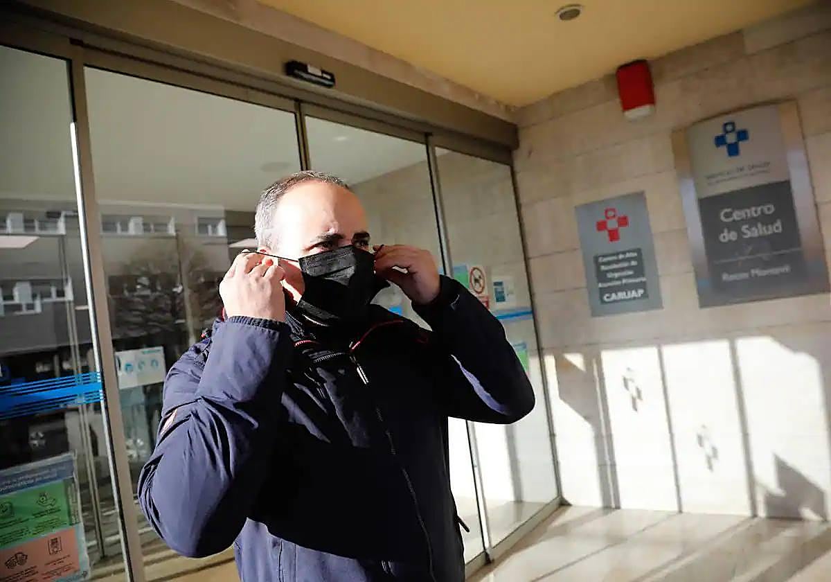 La vuelta a la mascarilla obligatoria en Asturias: «La medida es bienvenida, pero llega tarde»