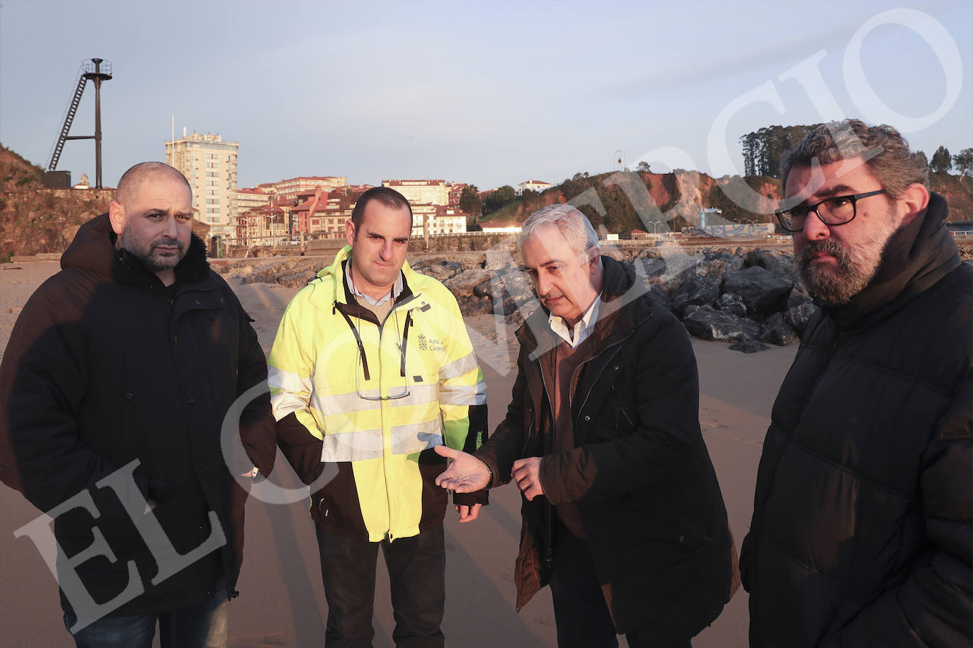 Operarios han recogido pellets de microplástico esta mañana en la playa de Candás. 