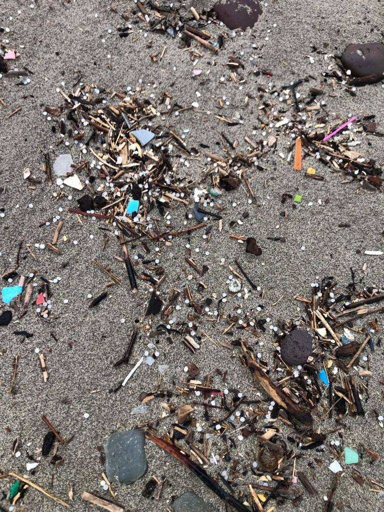 Los pellets también han llegado a la playa de Munielles, en Castrillón.