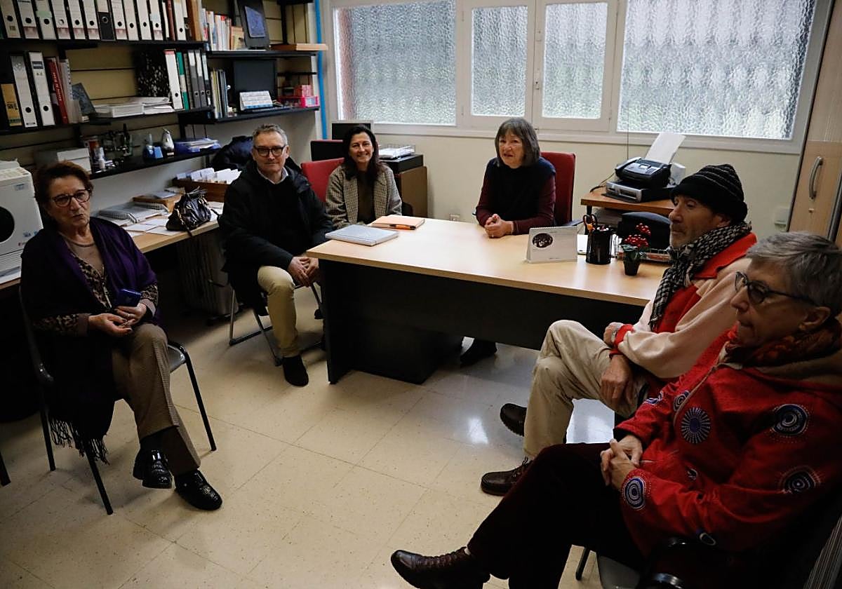 El concejal Gilberto Villoria, con los representantes vecinales de Nuevo Gijón.