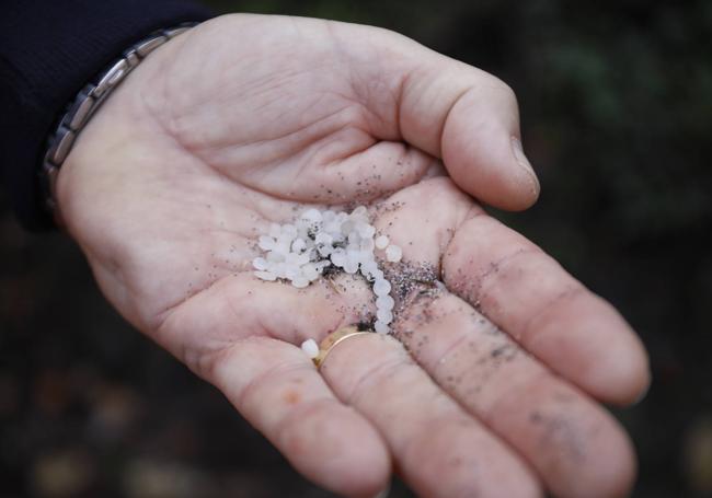 Asturias intensifica la limpieza de pellets de sus playas.