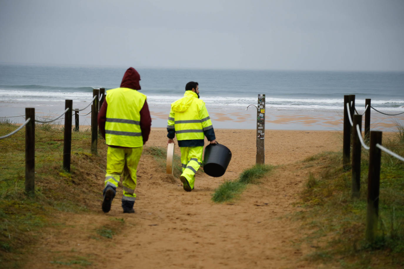 Asturias intensifica la limpieza de pélets de sus playas