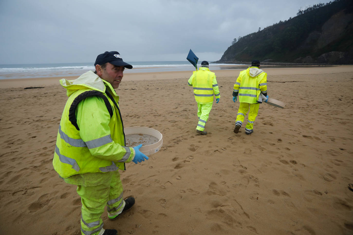 Asturias intensifica la limpieza de pélets de sus playas