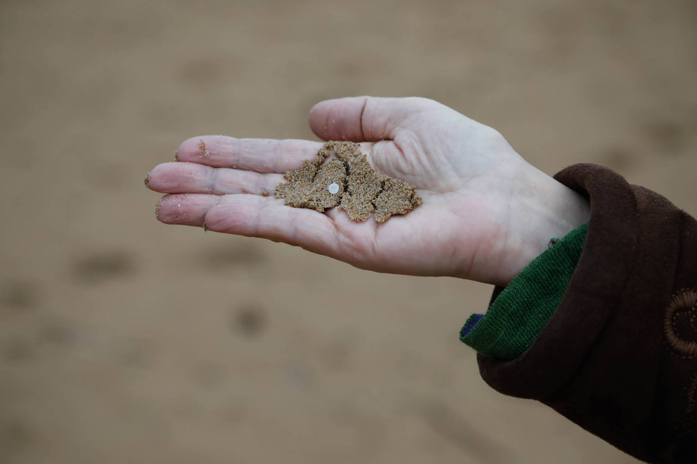 Asturias intensifica la limpieza de pélets de sus playas