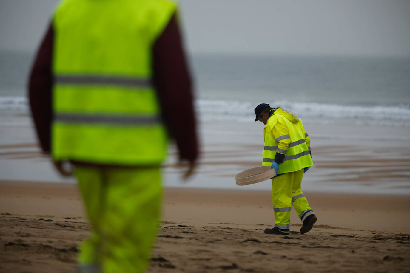 Asturias intensifica la limpieza de pélets de sus playas