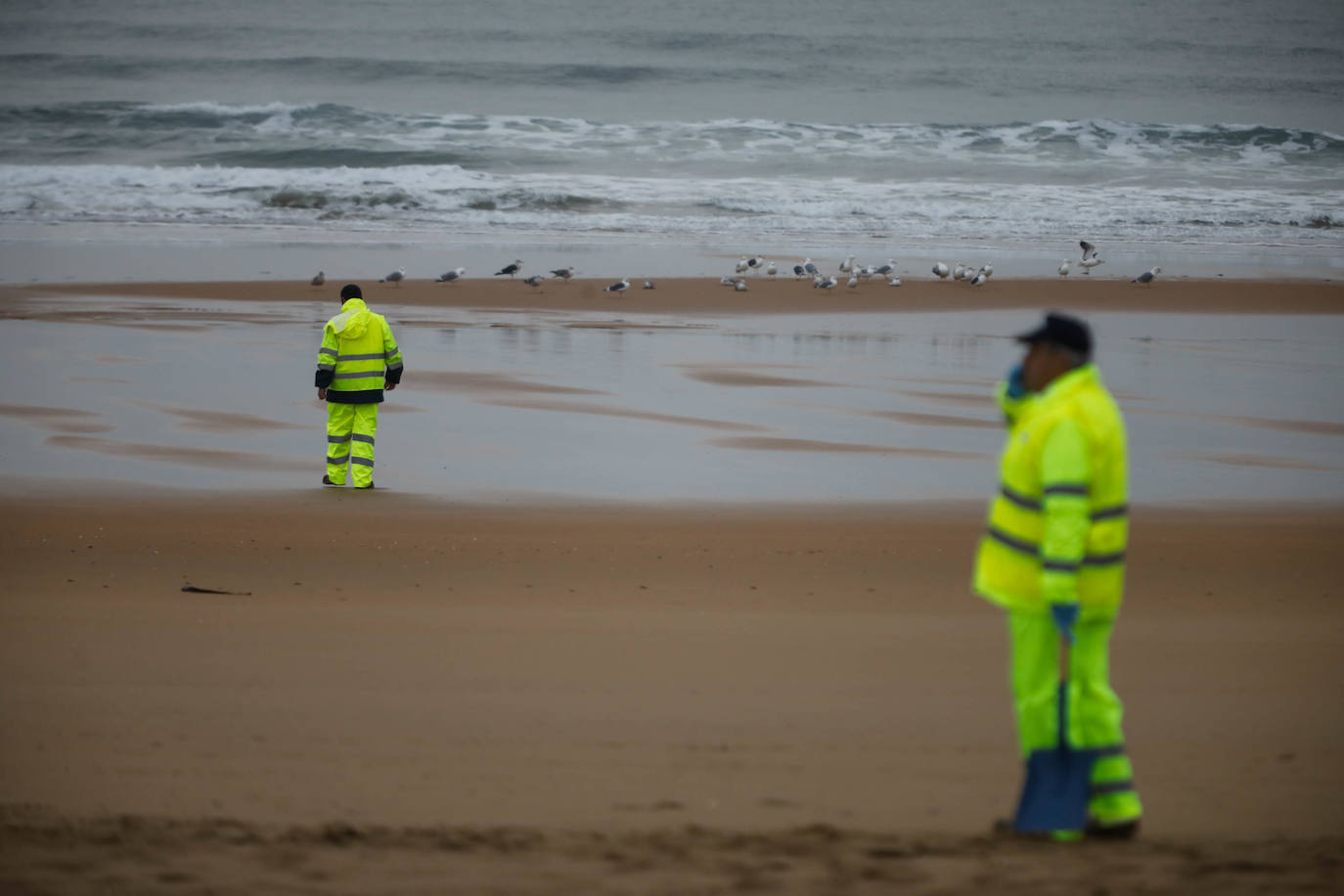 Asturias intensifica la limpieza de pélets de sus playas