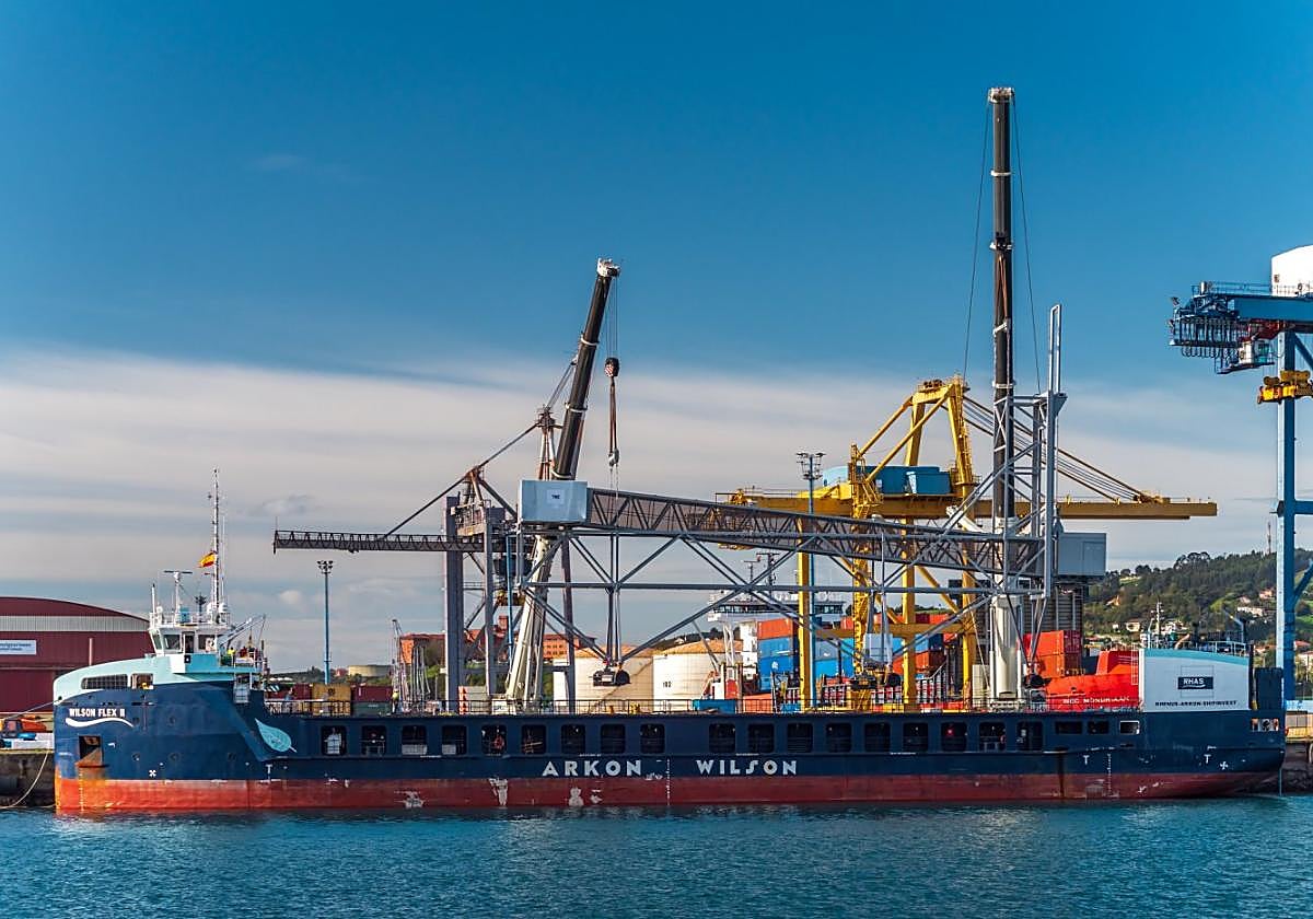 El carguero portugués 'Wilson Flex II', atracado en los muelles de La Osa, el pasado 6 de noviembre cuando cargaba la gran pieza en su cubierta.