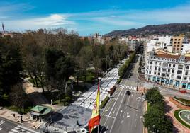 A la izquierda, el paseo de los Álamos y a la derecha, la plaza de la Escandalera que el Ayuntamiento proyecta unir para la creación de «la gran plaza de Oviedo».