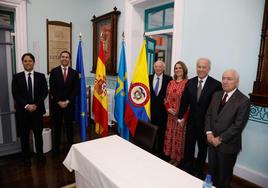 Por la izquierda, Ignacio González, Gabriel González, Carlos Villa, María Lourdes Oñate, Omar González, y Francisco Rodríguez, presidente de la Fundación Archivo de Indianos, tras recibir la bandera de Colombia.