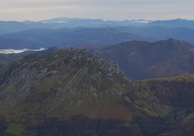 El Monsacro con los Picos de Europa al fondo