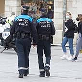Imagen de archivo de dos agentes de la Policía Local en la plaza de España.
