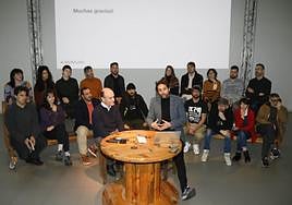 El director general de Patrimonio Cultural Pablo león y el de Laboral Centro de Arte, Pablo DeSoto, durante la presentación del programa para 2024, acompañados de los artistas residentes de este año.