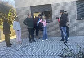 Algunas de las familias cuyas casas presentan daños estructurales, ante uno de los bloques que no se abrirá.