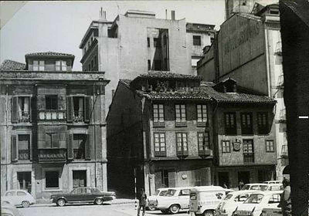 Coches en la Plaza Mayor.