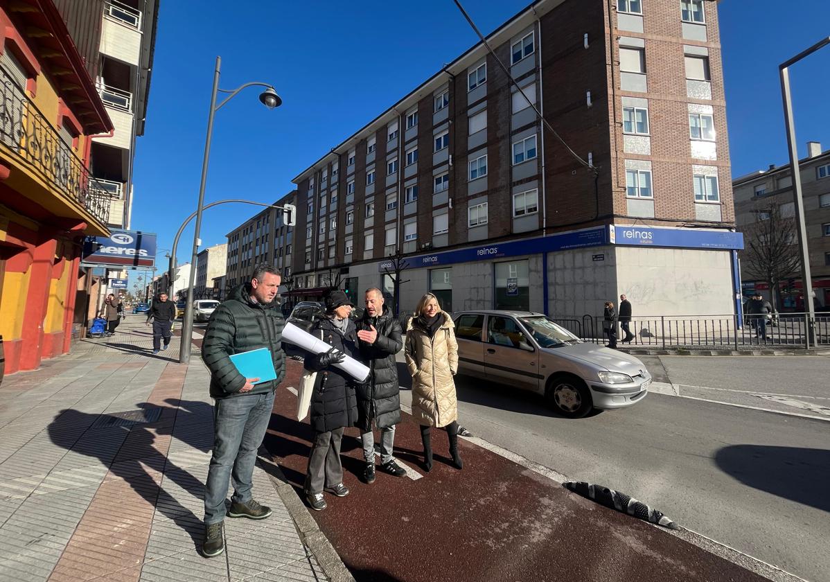 El alcalde, en el centro, en la presentación de la obra con la edil Susana Madera.