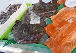 Pescados en el mostrador de una pescadería del Mercado del Sur, Gijón.