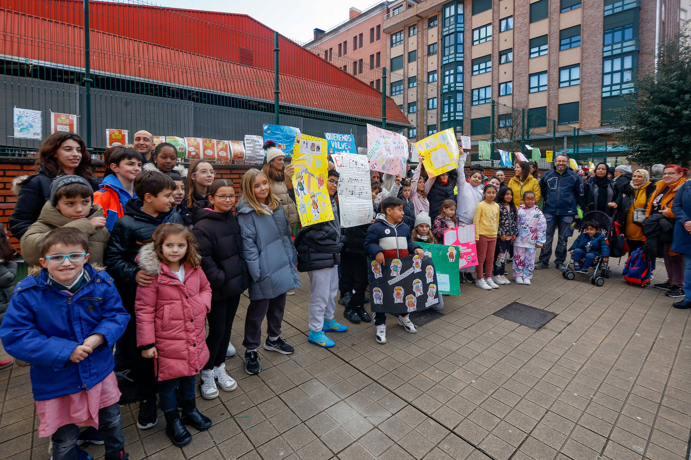 Los alumnos del Rey Pelayo se manifiestan para «poder volver al colegio»