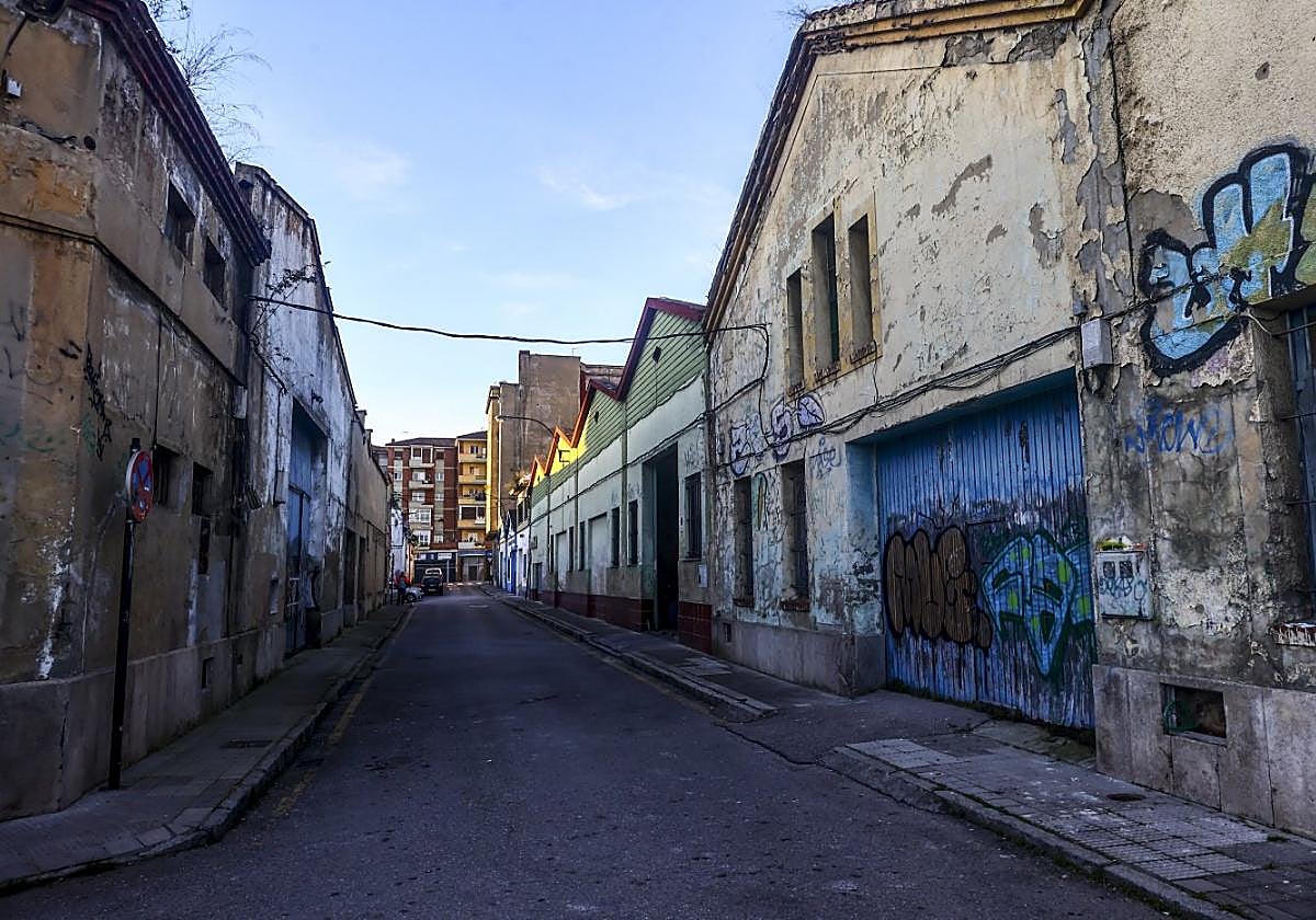 Naves abandonadas en Almacenes Industriales, algunas de ellas precintadas por la Policía.