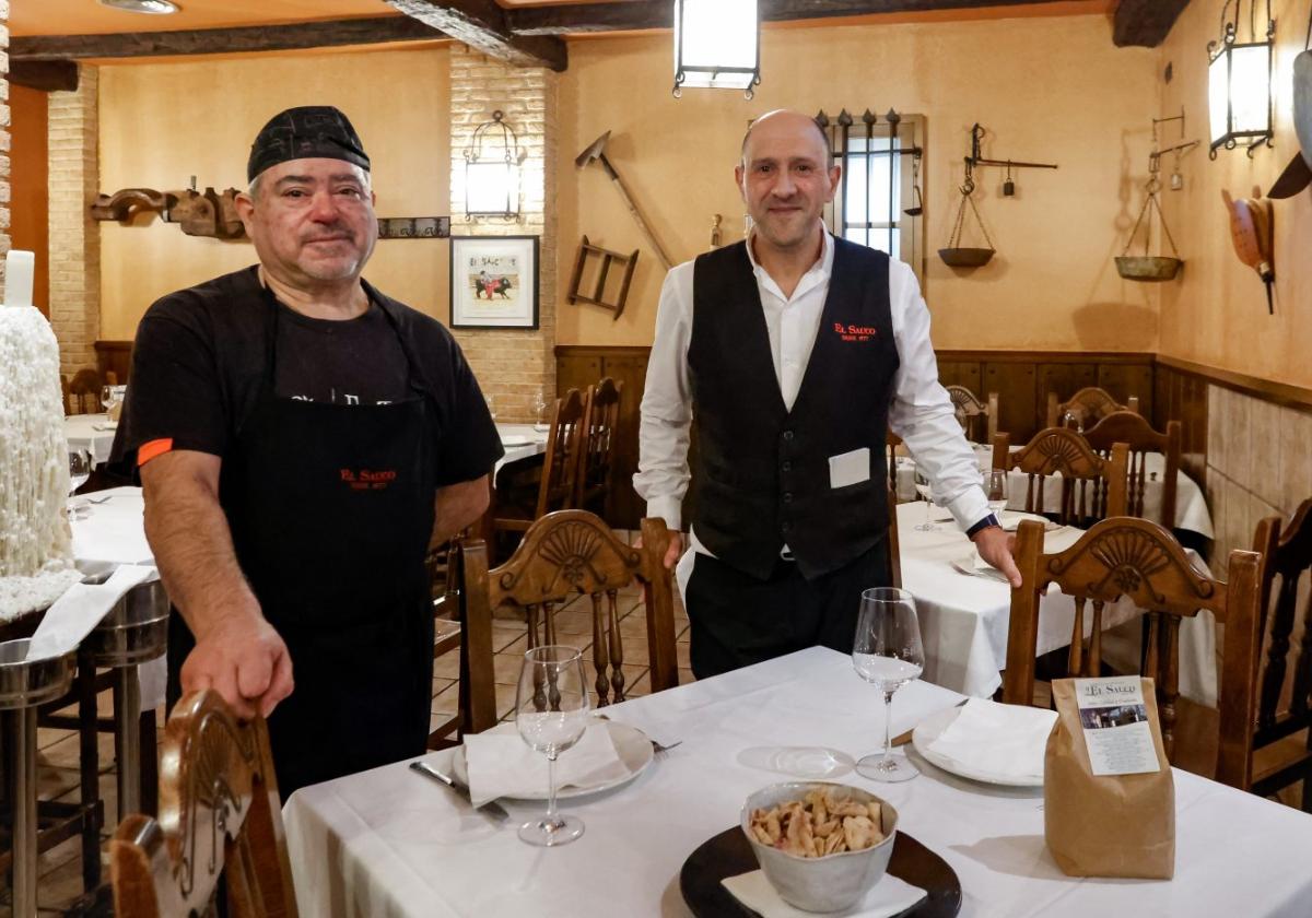 El cocinero Víctor Dosreis y el jefe de sala de El Sauco, Miguel González.