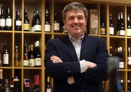 Jorge Conde Prendes, en la tienda especializada en vino que tiene en Argüelles, Siero.