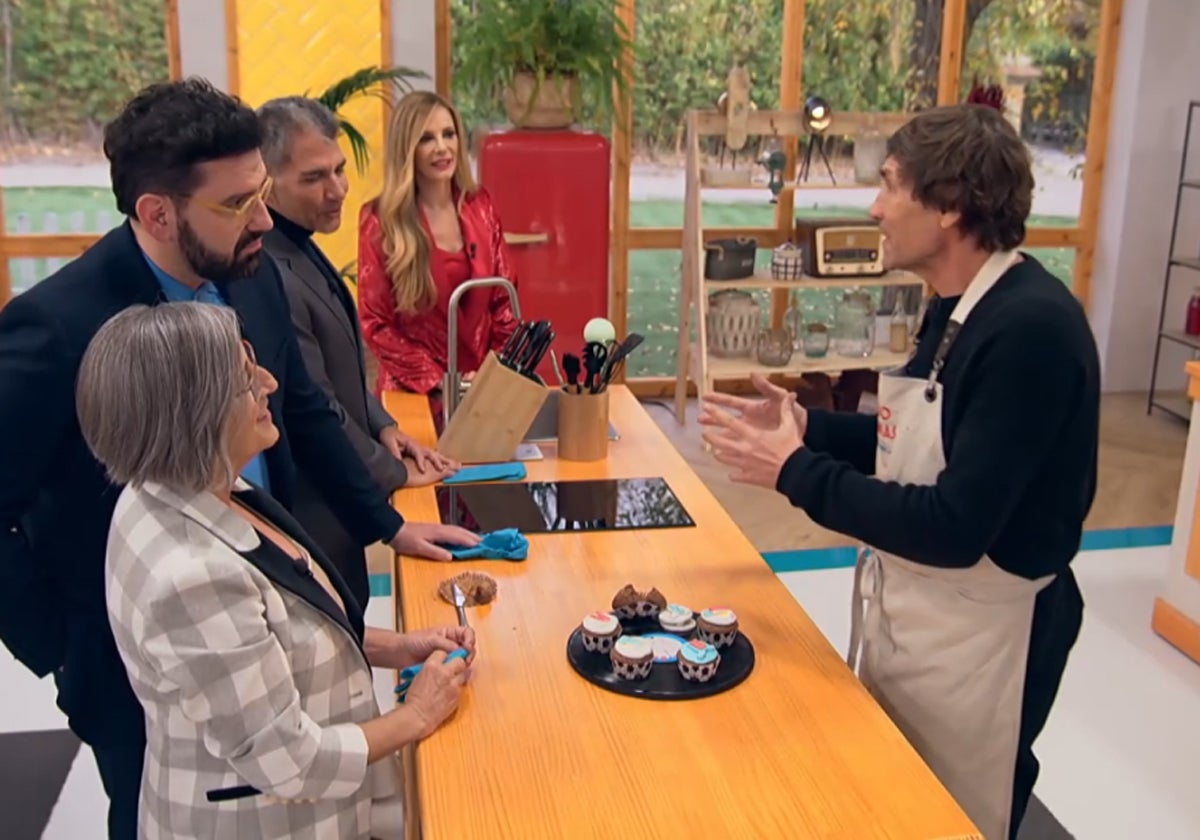 Julio Salinas, durante la cata de sus magdalenas decoradas con los colores de los equipos en los que ha jugado.